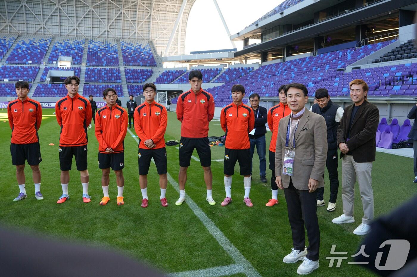 김진태 강원도지사는 지난 3일 일본 히로시마 스타디움을 방문해 아시아챔피언스리그 조별리그 원정경기를 앞두고 훈련 중인 강원FC 선수단을 격려했다.(강원도 제공. 재판매 및 DB금지)/뉴스1