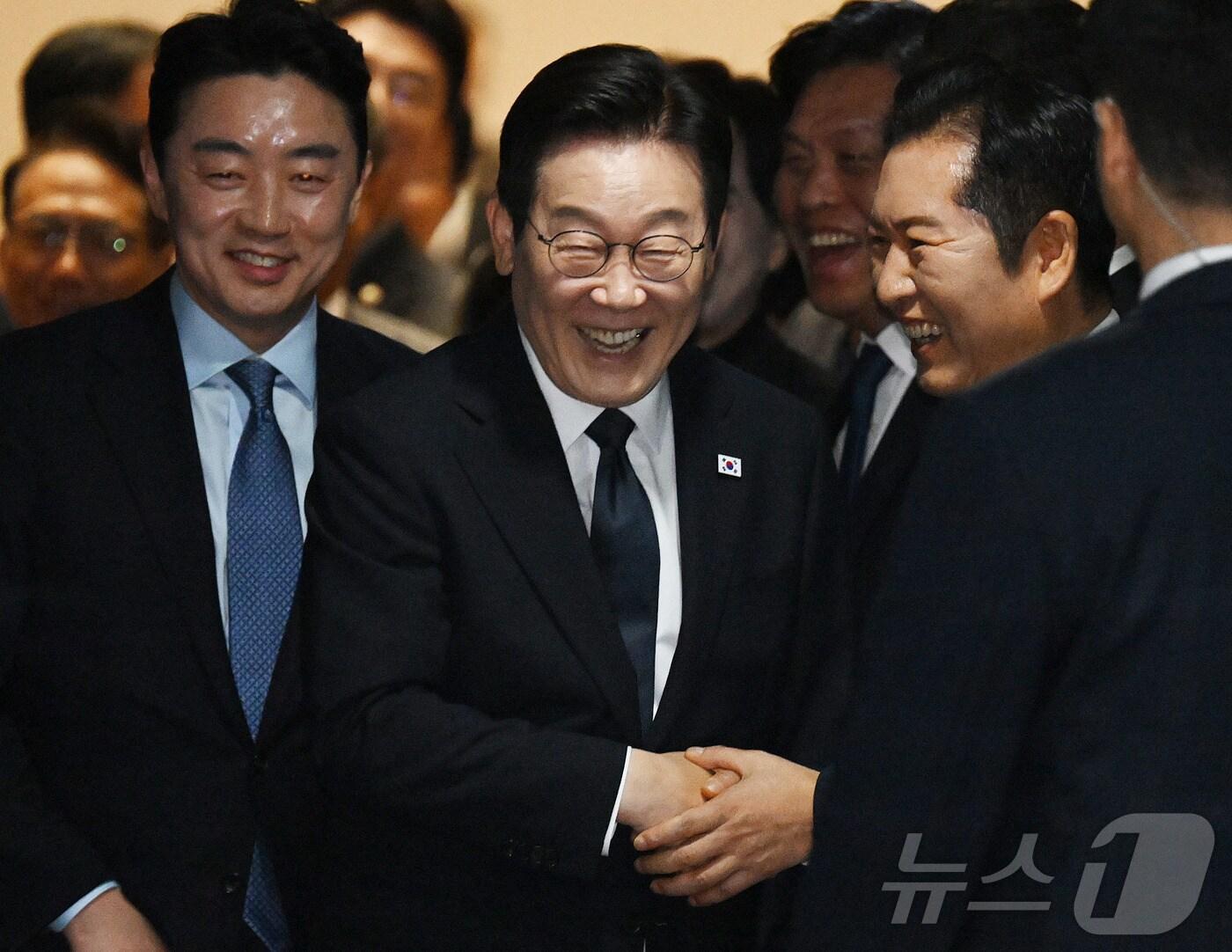 본문 이미지 - 이재명 대통령이 4일 서울 여의도 국회에서 2026년도 정부 예산안에 대한 시정연설을 한 뒤 본회의장을 나서며 정청래 더불어민주당 대표 등과 인사하고 있다. 2025.11.4/뉴스1 ⓒ News1 국회사진기자단