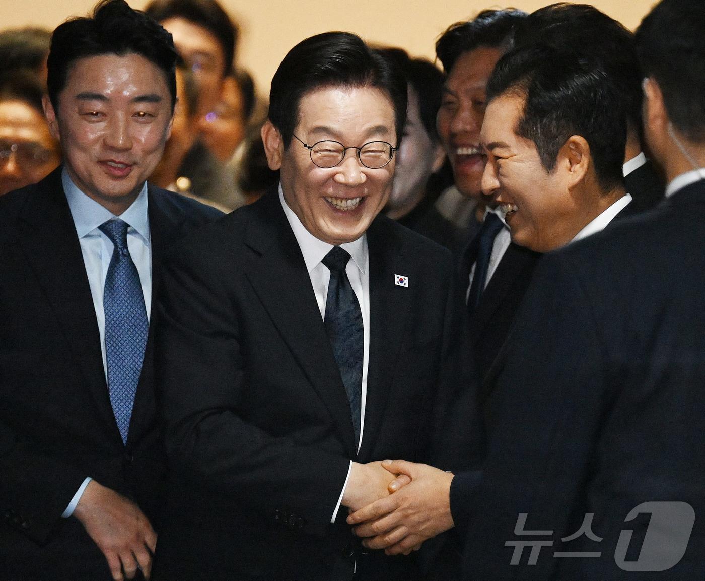 본문 이미지 - 이재명 대통령이 지난 4일 국회에서 2026년도 정부 예산안에 대한 시정연설을 한 뒤 본회의장을 나서며 정청래 더불어민주당 대표 등과 인사하고 있다. 2025.11.4/뉴스1 ⓒ News1 국회사진기자단