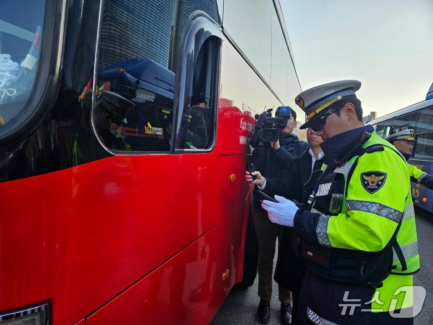 본문 이미지 - 4일 서울시 종로구에서 경찰이 출근 시간, 꼬리물기 운전을 한 관광버스를 상대로 범칙금을 부과하고 있다. 2025.11.04/ⓒ 뉴스1 유채연 기자