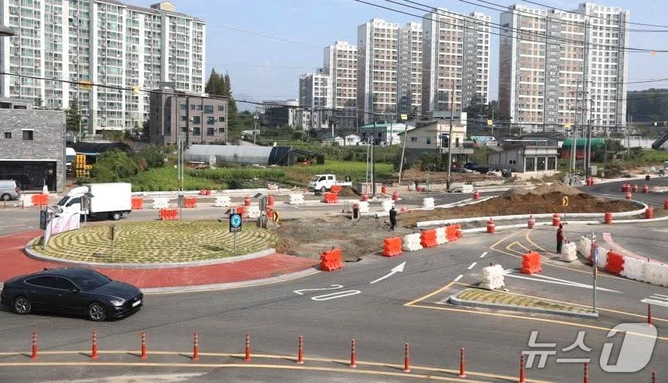 본문 이미지 - 옥천군 옥천읍 장야~상야 도시계획도로 구간 쌍물방울형 회전교차로 /뉴스1