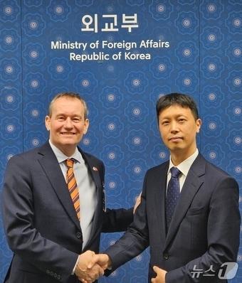 본문 이미지 - 윤종권&#40;오른쪽&#41; 국제사이버협력대사가 덴마크 북대서양조약기구&#40;NATO&#41;·유럽안보협력기구&#40;OSCE&#41; 의회연맹 대표단을 접견했다.&#40;외교부 제공&#41;