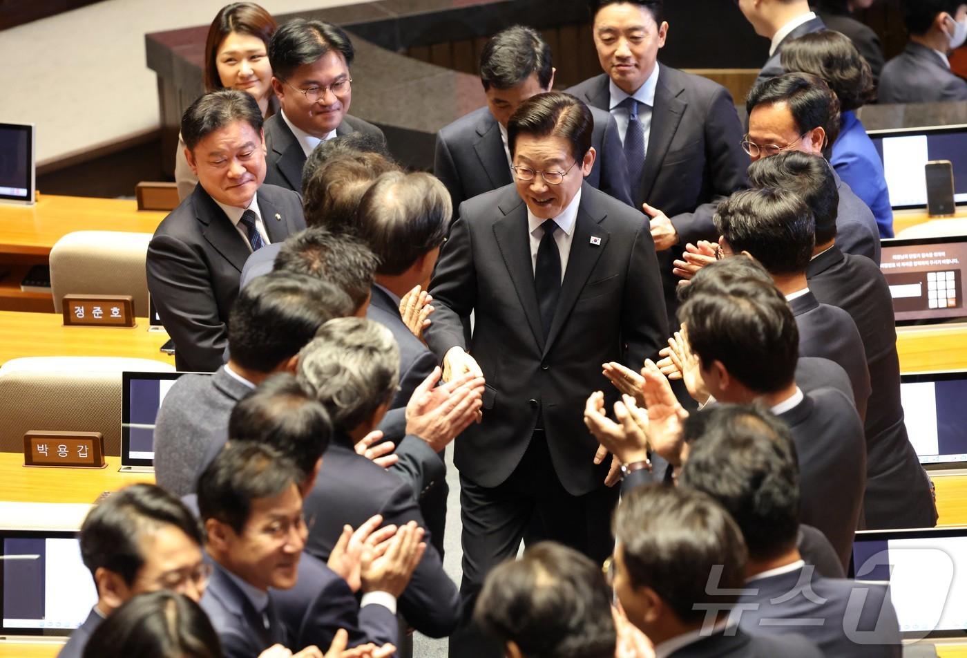 본문 이미지 - 이재명 대통령이 지난해 11월 서울 여의도 국회 본회의에서 내년도 정부 예산안에 대한 시정연설을 마치고 의원들의 박수를 받으며 퇴장하고 있다. 2025.11.4 ⓒ 뉴스1 국회사진기자단