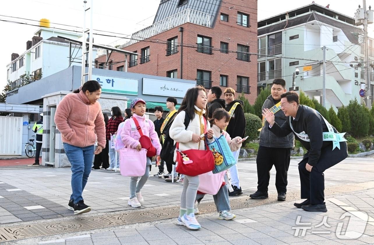 본문 이미지 - 김제선 중구청장이 어린이 교통안전 캠페인을 하고 있다.&#40;중구 제공. 재판매 및 DB금지&#41;/뉴스1