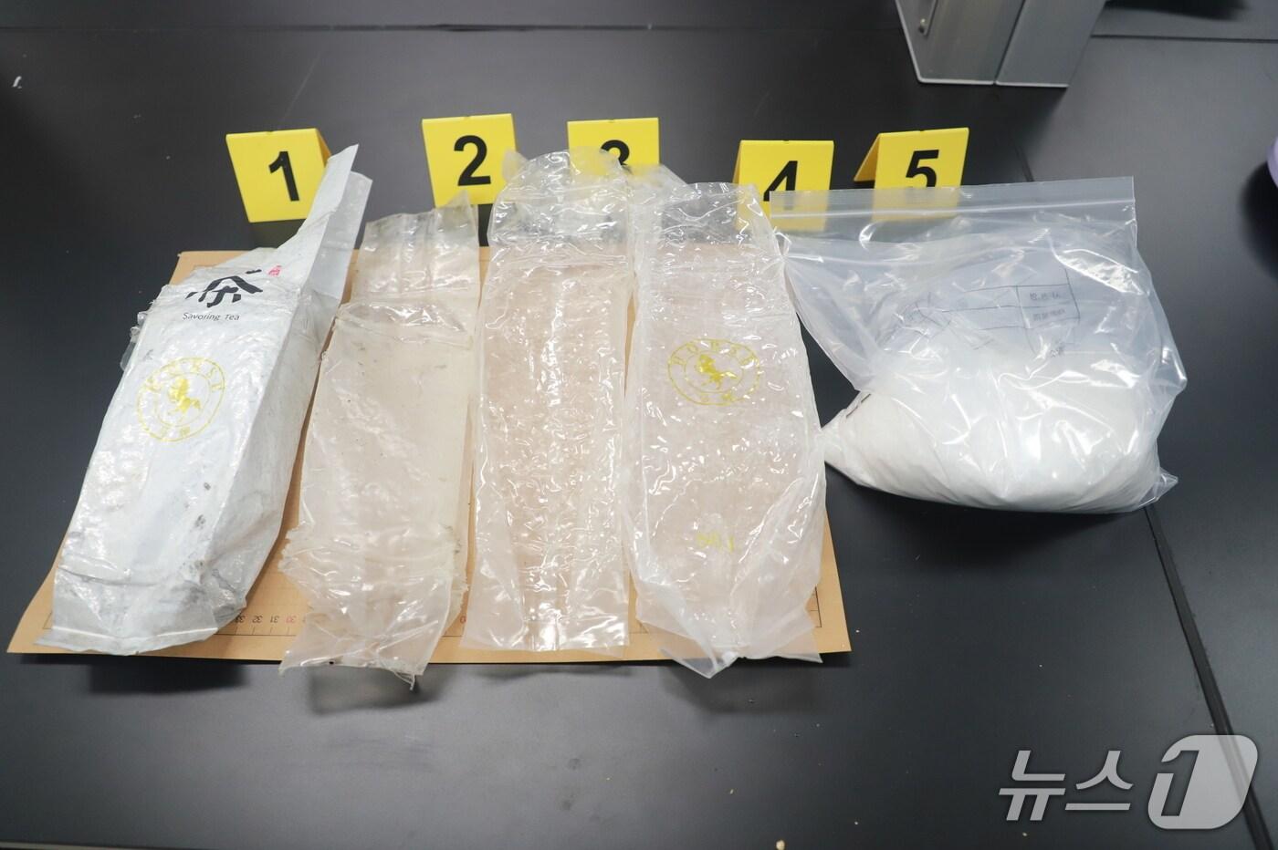 지난 1일 제주시 제주항 해안가에서 발견된 마약류 의심물체.&#40;제주지방해양경찰청 제공. 재판매 및 DB 금지&#41;