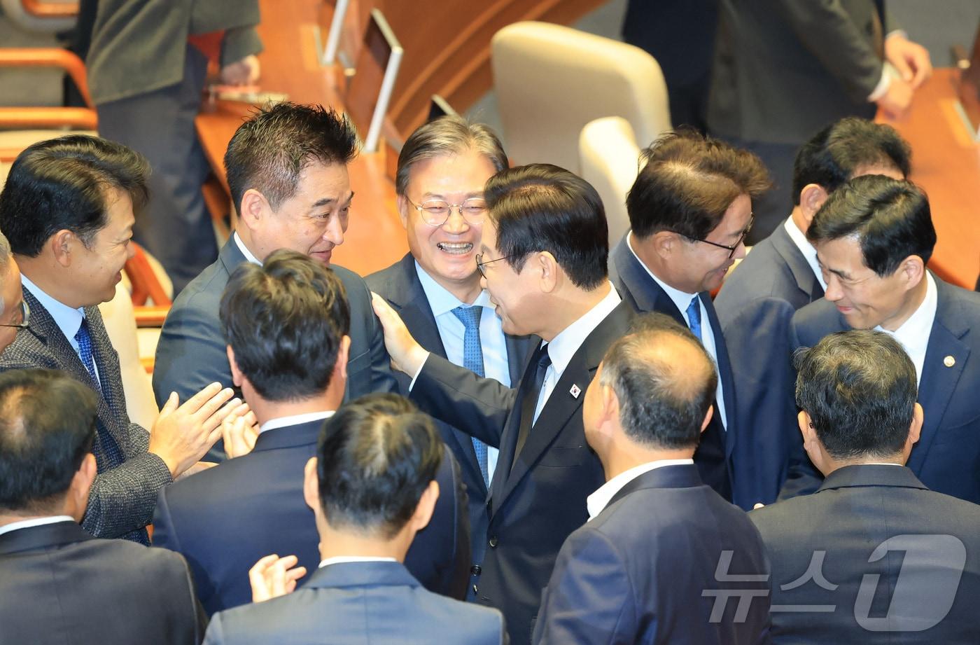 본문 이미지 - 이재명 대통령이 2025년 11월 4일 오전 국회 본회의장에서 2026년도 예산안 및 기금운용계획안에 대한 시정연설을 마치고 무소속 최혁진 의원과 인사하고 있다. 2025.11.4 ⓒ 뉴스1 국회사진기자단