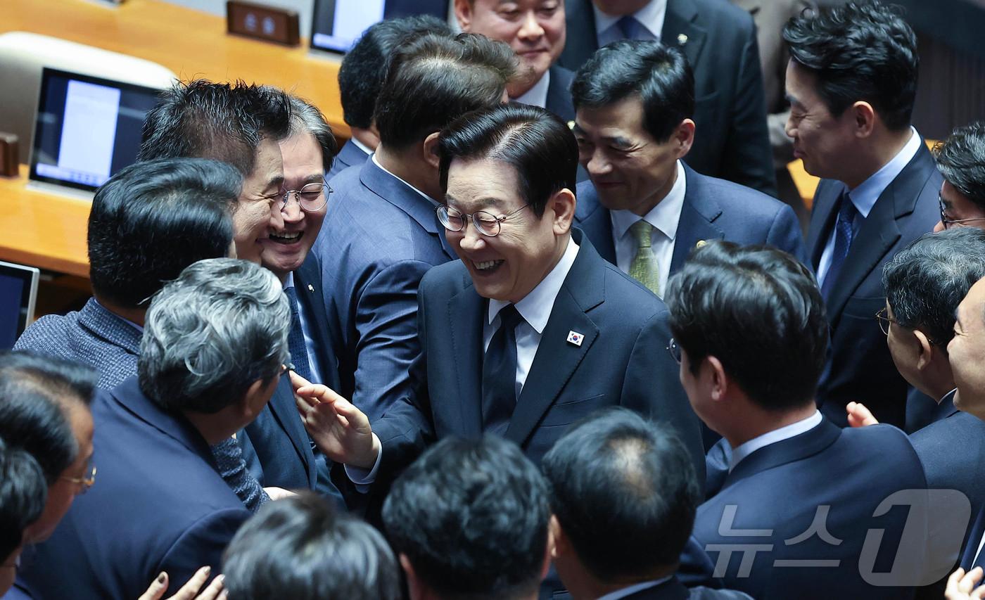 본문 이미지 - 이재명 대통령이 지난해 국회 본회의장에서 올해 예산안 관련 시정연설을 마치고 의원들과 인사하고 있다. 2025.11.4 ⓒ 뉴스1 국회사진기자단