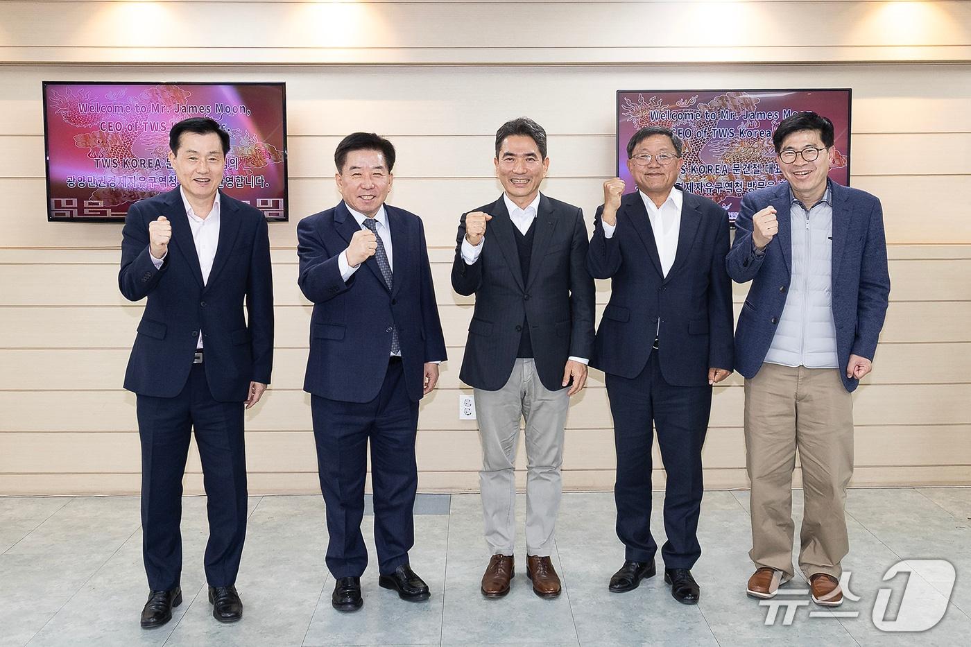 구충곤 광양경자청장(왼쪽에서 두번째)와 중국 에너지저장장치(ESS) 분야 글로벌 기업인 티더블유에스(TWS) 문건철 한국지사장(왼쪽에서 세번째)이 투자상담을 진행하고 화이팅을 외치고있다(광양만권경제자유구역청 제공)