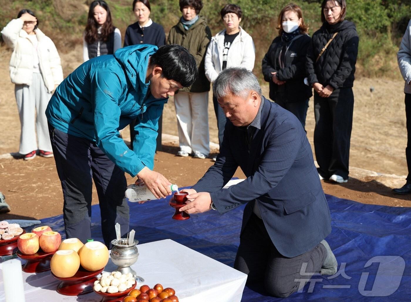본문 이미지 - 4일 상주시 사벌국면  목가리 석조관세음보살입상 및 과거길에서 수험생과 학부모, 주민 등 100여명이 모여 수능 합격기원제를 열고 수험생들의 합격을 기원했다.(상주박물관 제공. 재판매 및 DB금지) /뉴스1