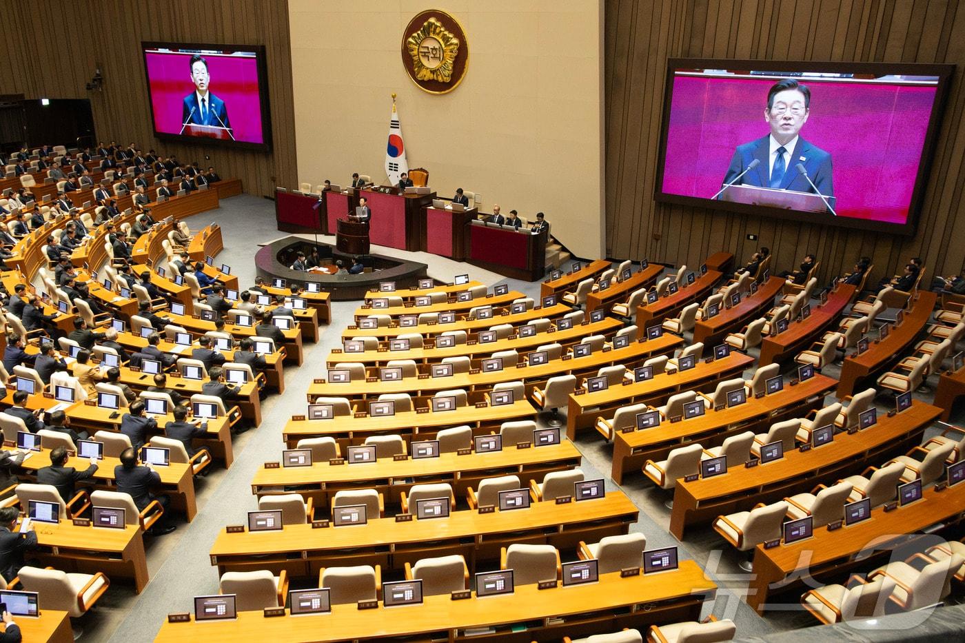 국민의힘 의원들이 시정연설에 불참한 가운데 이재명 대통령이 4일 서울 여의도 국회의사당 본회의장에서 내년도 정부 예산안에 대한 시정연설을 하고 있다. 2025.11.4/뉴스1 ⓒ News1 국회사진기자단