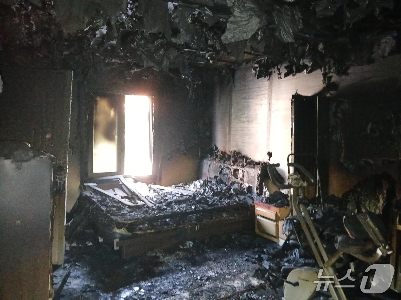 본문 이미지 - 3일 오후 3시38분쯤 대구 남구 대명동의 한 주택 2층에서 원인 모를 불이 나 60대 남성이 숨졌다.(대구소방안전본부 제공. 재판매 및 DB 금지) 2025.103/뉴스1