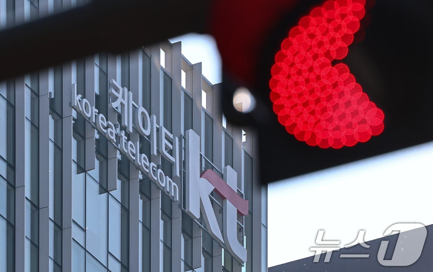 KT가 4일 이사회를 열고 김영섭 대표의 거취와 무단 소액결제 사고와 관련한 전 고객 대상 유심&#40;USIM&#41; 교체 여부를 결정한다. 사진은 이날 서울 종로구 KT광화문빌딩. 2025.11.4/뉴스1 ⓒ News1 김도우 기자