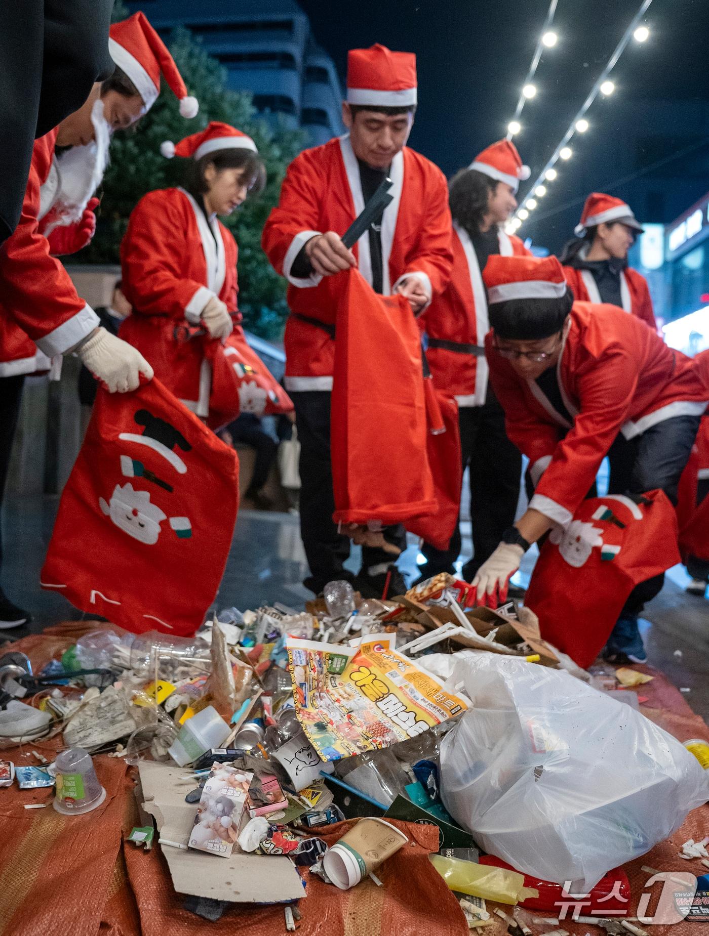 본문 이미지 - 지난달 31일 제주시 연동 누웨마루 거리에서 진행된 '2025 한라산타 - 산타구조대' 첫 활동.(제주관광공사 제공, 재판매 및 DB 금지)