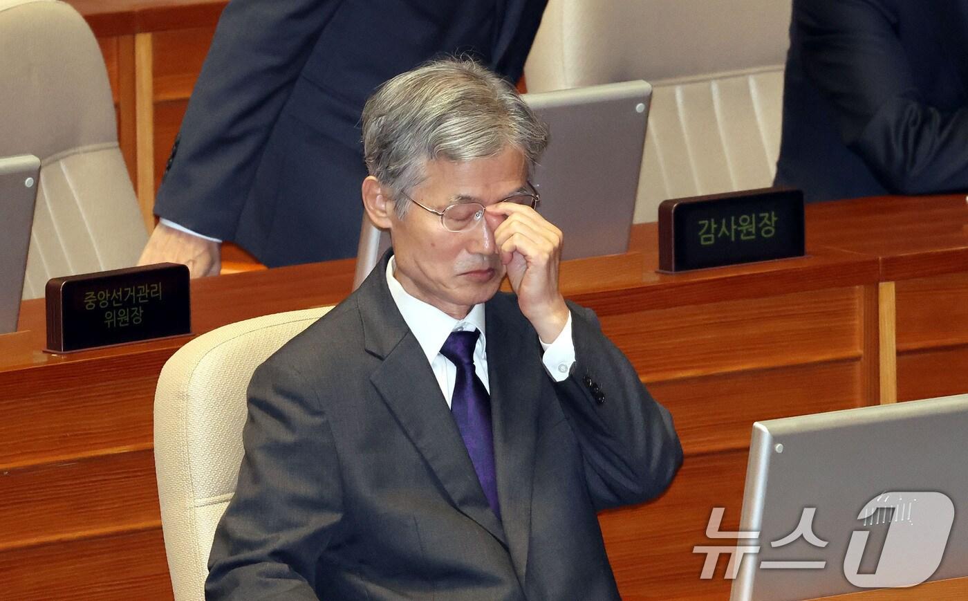 조희대 대법원장이 4일 오전 서울 여의도 국회 본회의장에서 안경을 고쳐쓰고 있다. 2025.11.4/뉴스1 ⓒ News1 국회사진기자단