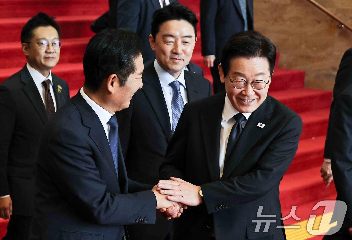 이재명 대통령이 4일 서울 여의도 국회에서 열린 2026년도 예산안 및 기금운용계획안에 대한 정부의 시정연설을 마치고 국회를 나서며 정청래 더불어민주당 대표와 악수하고 있다. 2025.11.4/뉴스1 ⓒ News1 국회사진기자단