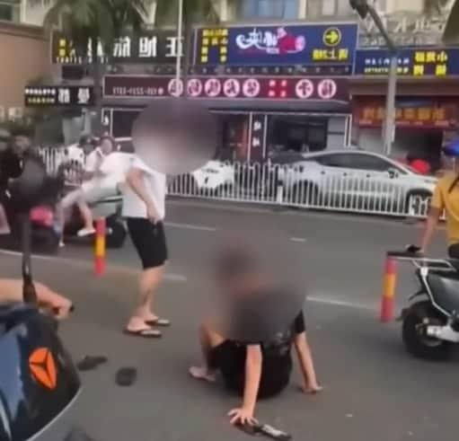 본문 이미지 - 중국 사회관계망서비스(SNS)에서 확산한 '좀비 담배'로도 불리는 마약 '에토미데이트'의 영향으로 좀비처럼 비틀거리며 걷거나 주저 앉은 사람의 모습. (사진=류큐방송 유튜브 갈무리)