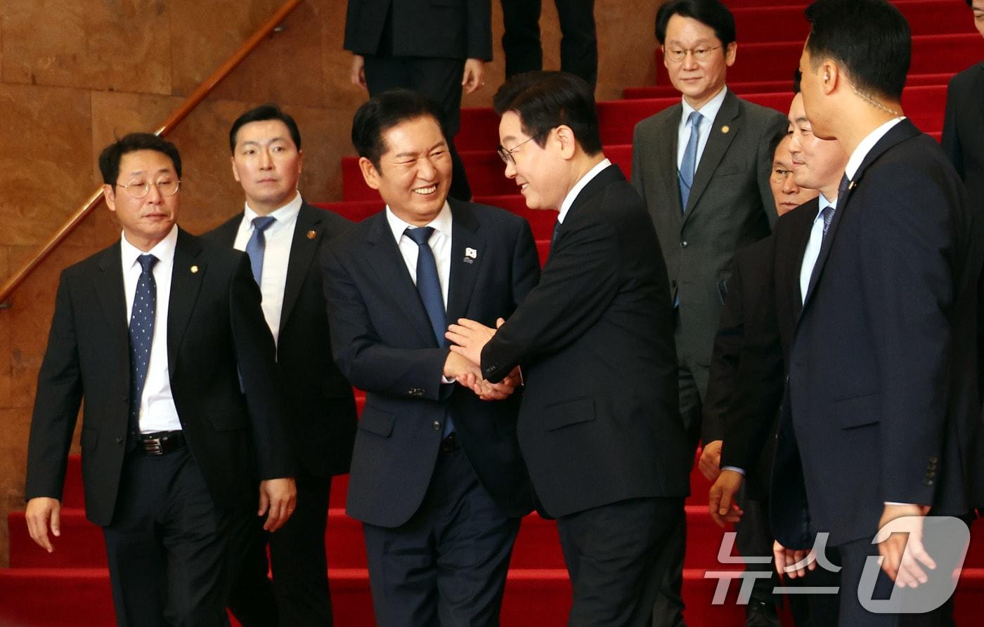 이재명 대통령이 4일 서울 여의도 국회에서 2026년도 예산안 및 기금운용계획안에 대한 시정연설을 마친 후 정청래 더불어민주당 대표와 인사하고 있다. 2025.11.4/뉴스1 ⓒ News1 국회사진기자단