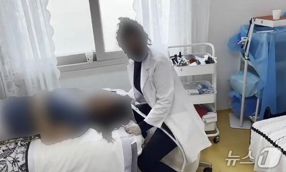 본문 이미지 -  중국인 여성이 제주에서 불법으로 치과 시술을 하는 모습.&#40;제주경찰청 제공. 재판매 및 DB 금지&#41;/뉴스1