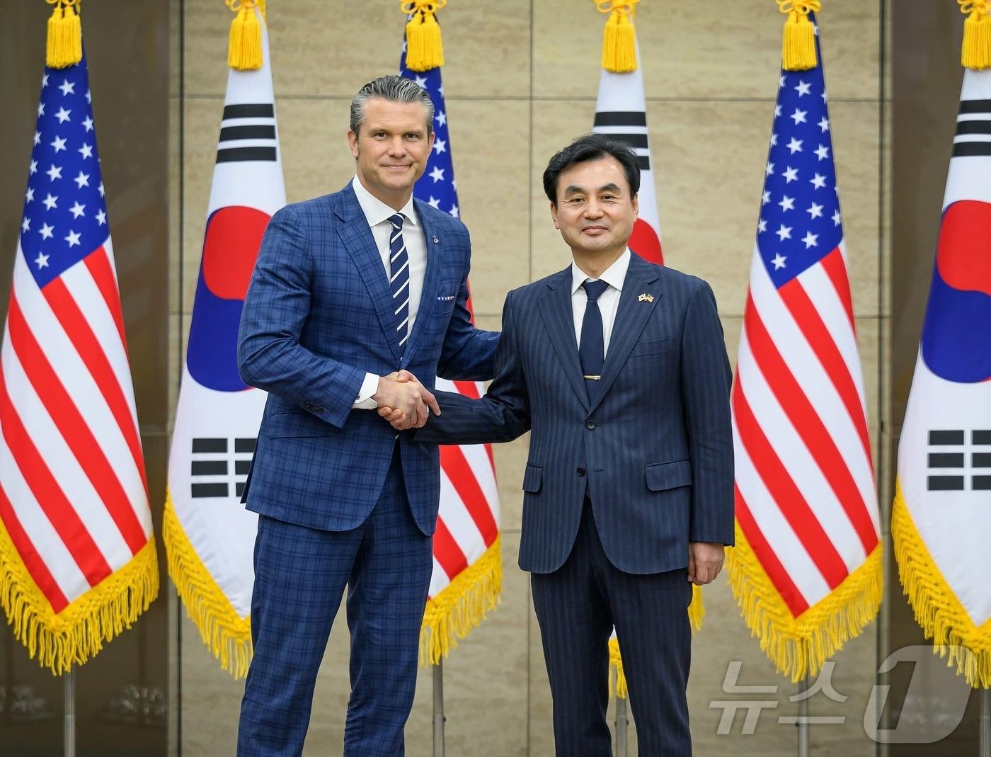 본문 이미지 - 안규백 국방부 장관과 피트 헤그세스 미국 국방부 장관이 4일 서울 용산 국방부에서 제57차 한미안보협의회&#40;SCM&#41; 확대회의에 앞서 기념촬영을 하고 있다. &#40;국방부 제공. 재판매 및 DB금지&#41; 2025.11.4/뉴스1