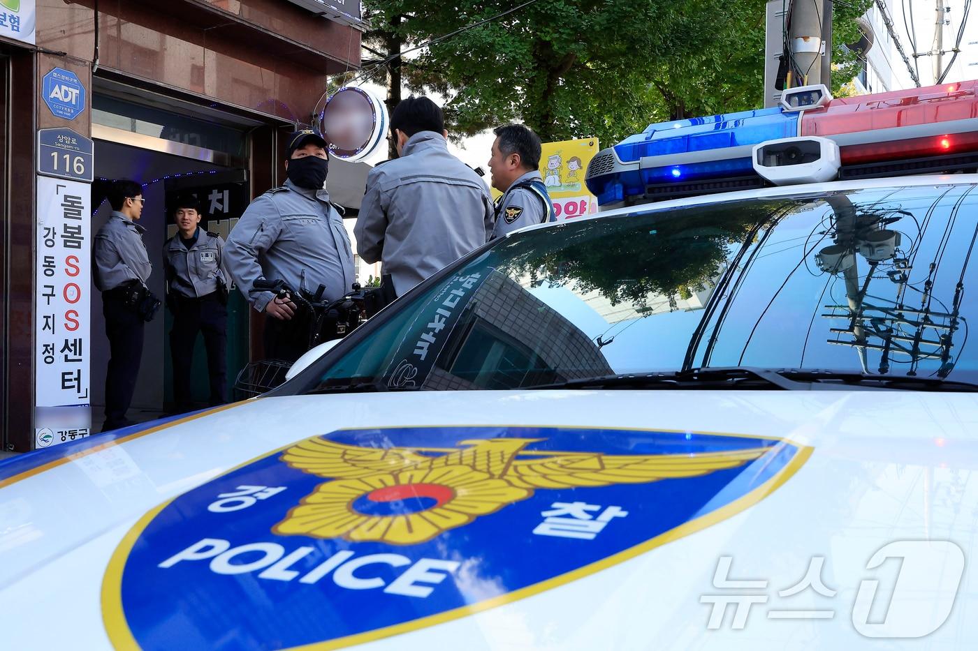 4일 서울 강동구 천호동의 한 재건축조합 사무실에서 흉기 난동 사건이 발생, 출동한 경찰이 현장을 통제하고 있다. 2025.11.4/뉴스1 ⓒ News1 박정호 기자