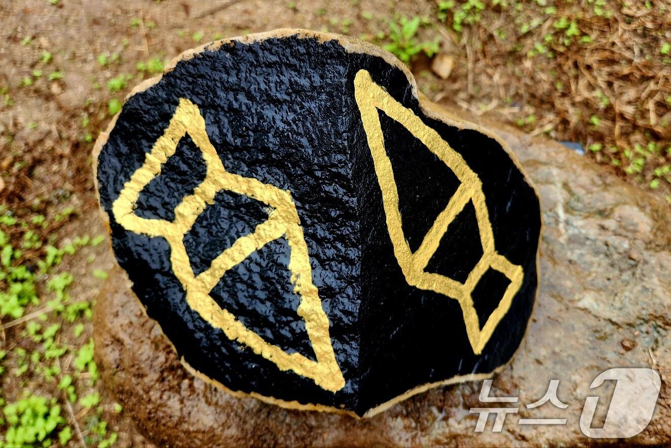 본문 이미지 - 독도 서예가 김동욱 씨가 4일 경북 포항시 북구 기계면 인비리 암각화공원에서 마제석검 등을 도자기 등에 재현하는 퍼포먼스를 펼쳤다.(김동욱 씨 제공, 재판매 및 DB금지) 2025.11.4/뉴스1 ⓒ News1 최창호 기자