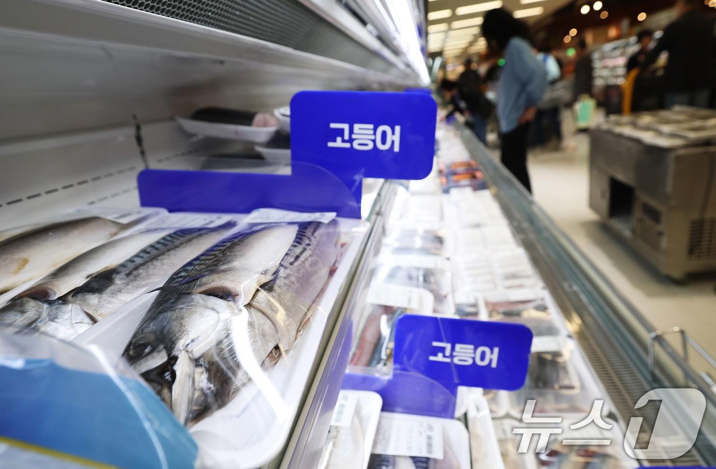 서울의 한 대형마트 수산물 코너에서 장을 보는 고객들. 2025.11.4/뉴스1 ⓒ News1 오대일 기자
