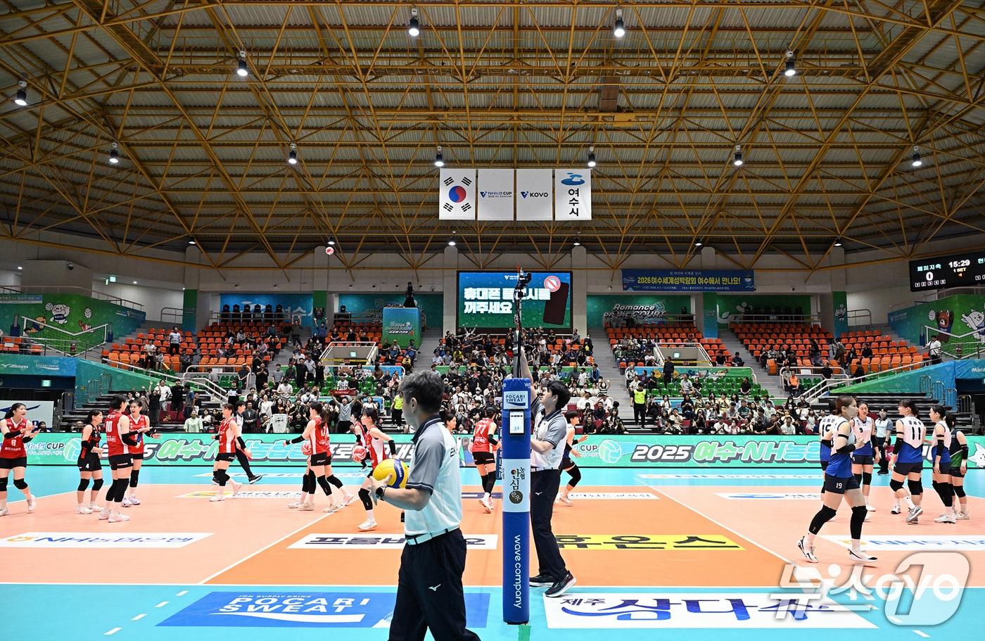 여수 진남체육관에서 열린 2025년 KOVO컵 프로배구대회에서 페퍼저축은행과 현대건설이 대결하고 있다. &#40;여수시 제공. 재판매 및 DB금지&#41;