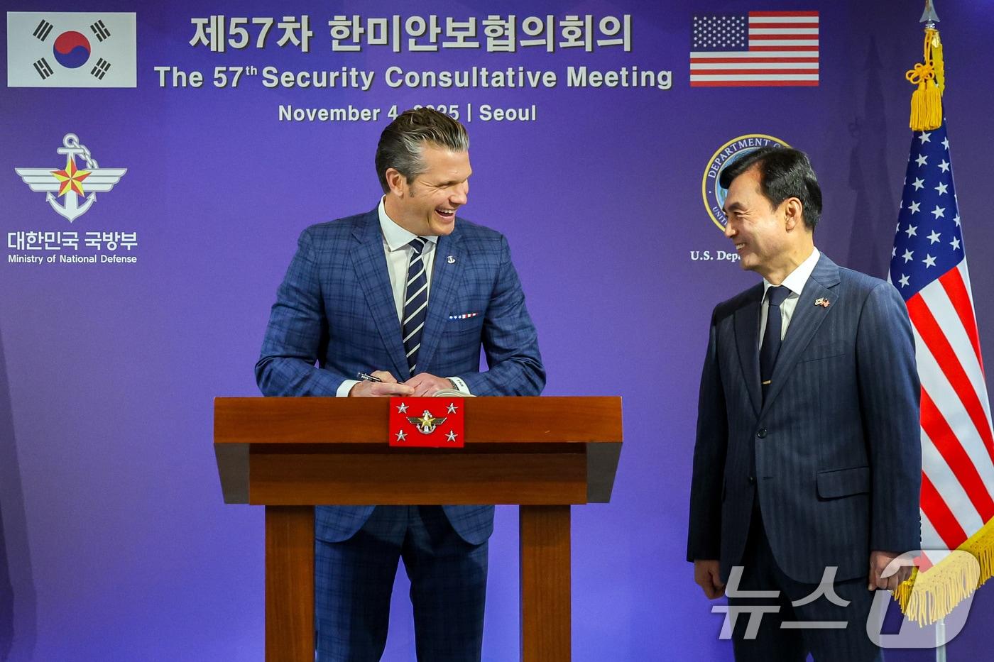 피트 헤그세스 미국 국방부 장관이 4일 오전 서울 용산 국방부 청사에서 제57차 한미안보협의회의&#40;SCM&#41;에 앞서 방명록을 작성하며 안규백 국방 장관과 대화를 나누고 있다. 2025.11.4/뉴스1 ⓒ News1 사진공동취재단