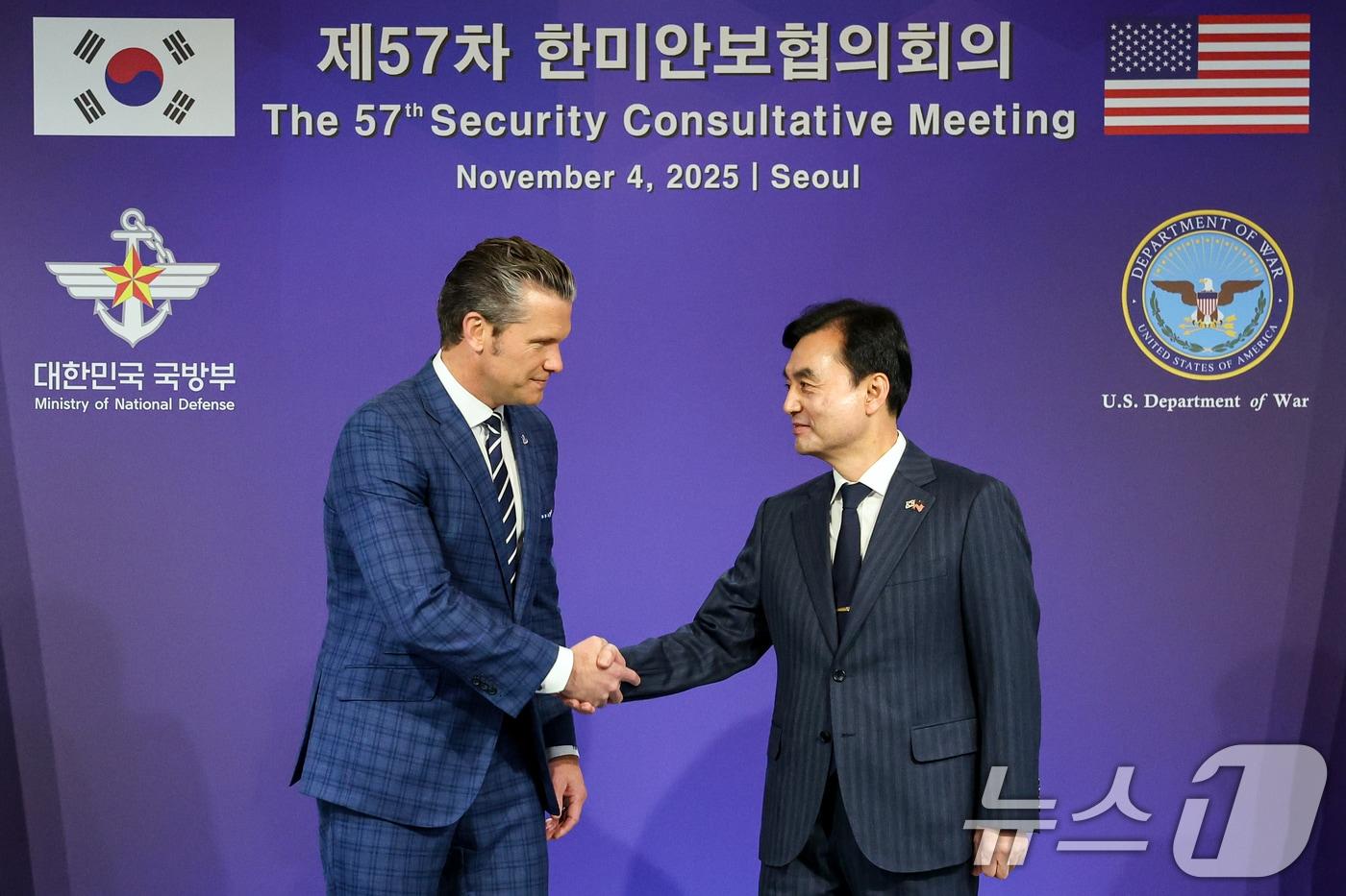 안규백 국방부 장관과 피트 헤그세스 미국 국방부 장관이 4일 오전 서울 용산 국방부 청사에서 제57차 한미안보협의회의&#40;SCM&#41;에 앞서 악수를 나누고 있다. 2025.11.4/뉴스1 ⓒ News1 사진공동취재단