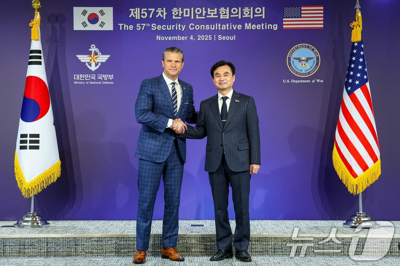안규백 국방부 장관과 피트 헤그세스 미국 국방부 장관이 4일 오전 서울 용산 국방부 청사에서 제57차 한미안보협의회의&#40;SCM&#41;에 앞서 기념촬영을 하고 있다. 2025.11.4/뉴스1 ⓒ News1 사진공동취재단