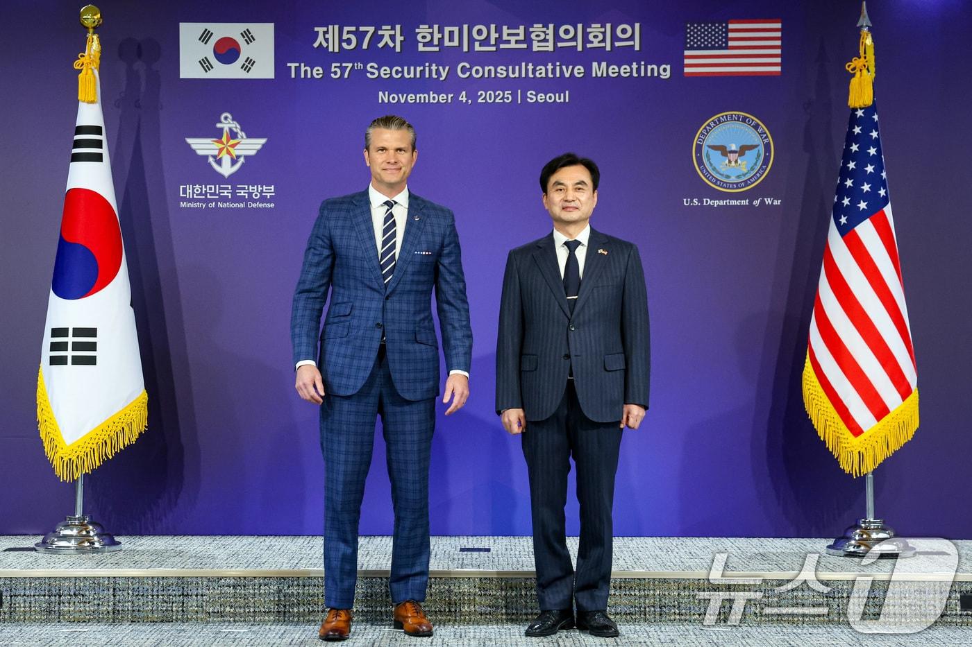 안규백 국방부 장관과 피트 헤그세스 미국 국방부 장관이 4일 오전 서울 용산 국방부 청사에서 제57차 한미안보협의회의&#40;SCM&#41;에 앞서 기념촬영을 하고 있다. 2025.11.4/뉴스1 ⓒ News1 사진공동취재단