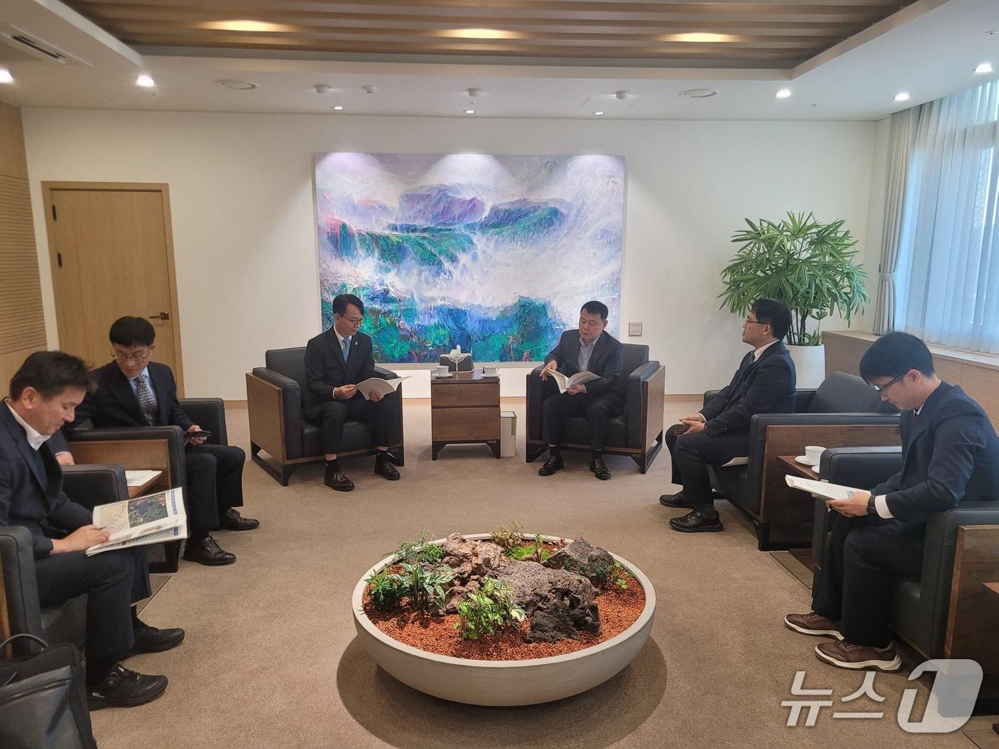 본문 이미지 - 김명주 경남도 경제부지사&#40;가운데 왼쪽&#41;를 비롯한 관계자들이 3일 대전 소재 한국수자원공사에서 공사 관계자들과 면담하고 있다.&#40;경남도 제공. 재판매 및 DB금지&#41;