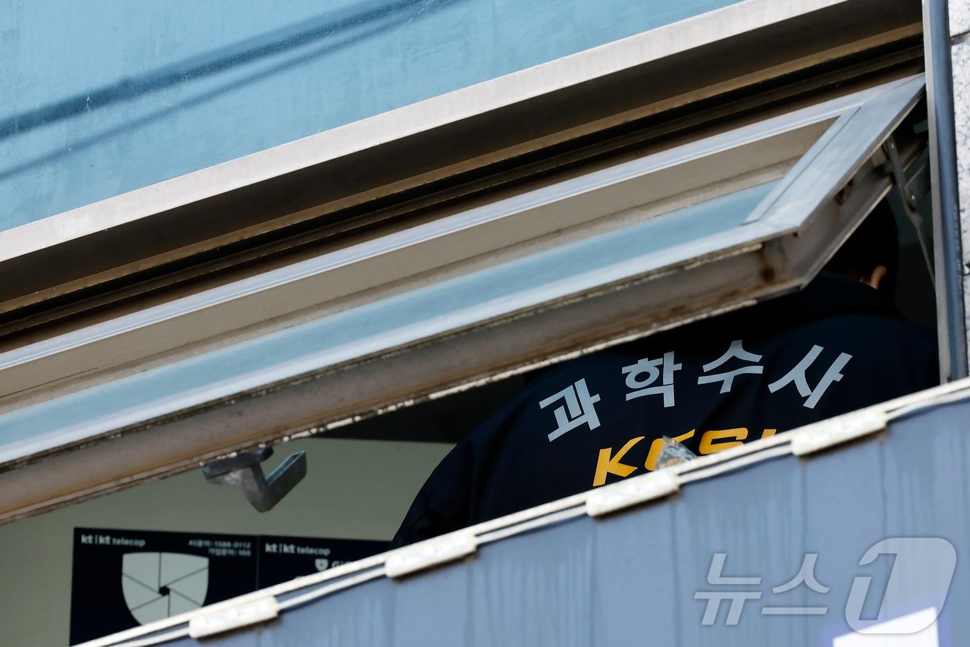 4일 서울 강동구 천호동의 한 재건축조합 사무실에서 흉기 난동 사건이 발생, 경찰 과학수사대가 현장 조사를 하고 있다.  2025.11.4/뉴스1 ⓒ News1 박정호 기자