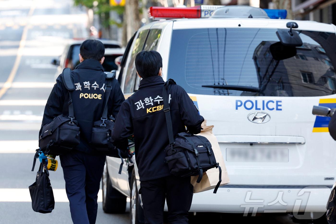 4일 서울 강동구 천호동의 한 재개발조합 사무실에서 흉기 난동 사건이 발생, 현장 조사를 마친 경찰 과학수사대가 철수하고 있다. 2025.11.4/뉴스1 ⓒ News1 박정호 기자