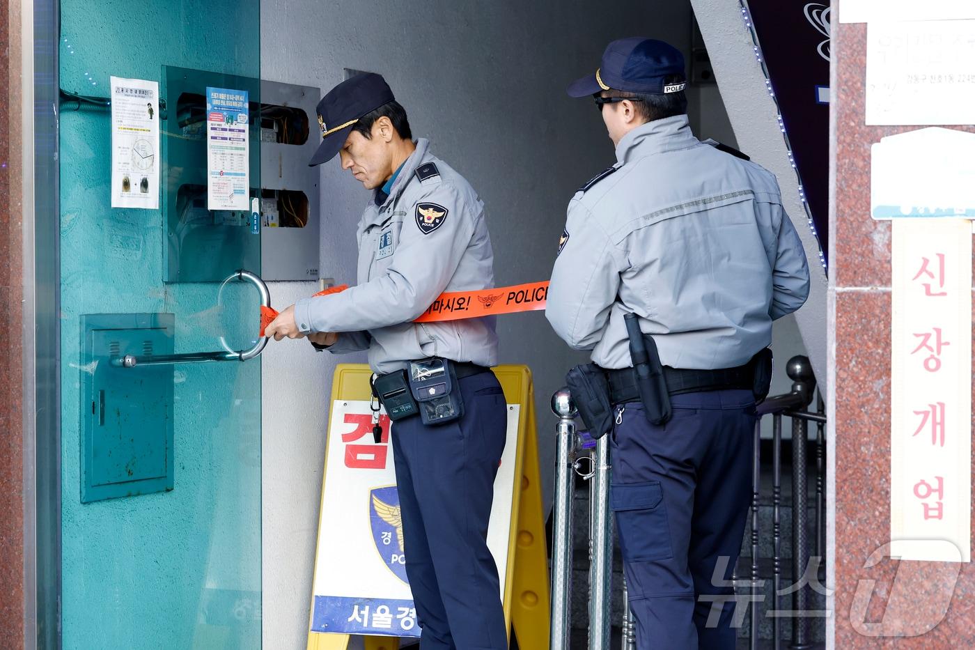 서울 강동구 천호동의 한 재개발조합 사무실에서 흉기 난동 사건이 발생, 경찰이 현장 출입구에 폴리스라인을 설치하고 있다. 이 사건으로 3명이 병원으로 이송됐으며, 경찰은 가해 남성을 현행범 체포해 구체적인 범행 경위를 조사하고 있다. 2025.11.4/뉴스1 ⓒ News1 박정호 기자
