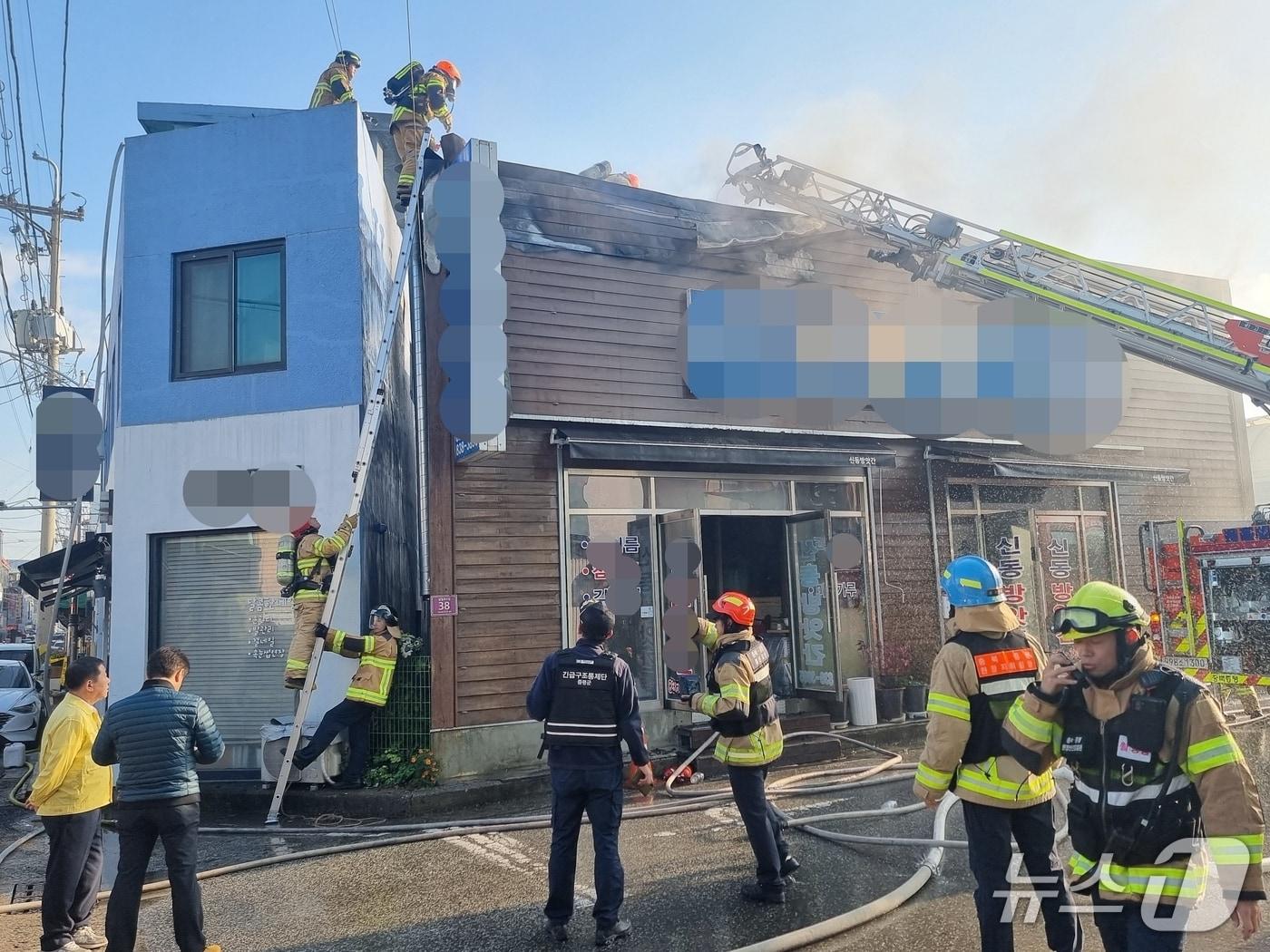 본문 이미지 - 4일 오전 충북 증평군의 한 상가에서 불이나 건물이 반소됐다.&#40;증평소방서 제공, 재판매 및 DB금지&#41;/뉴스1