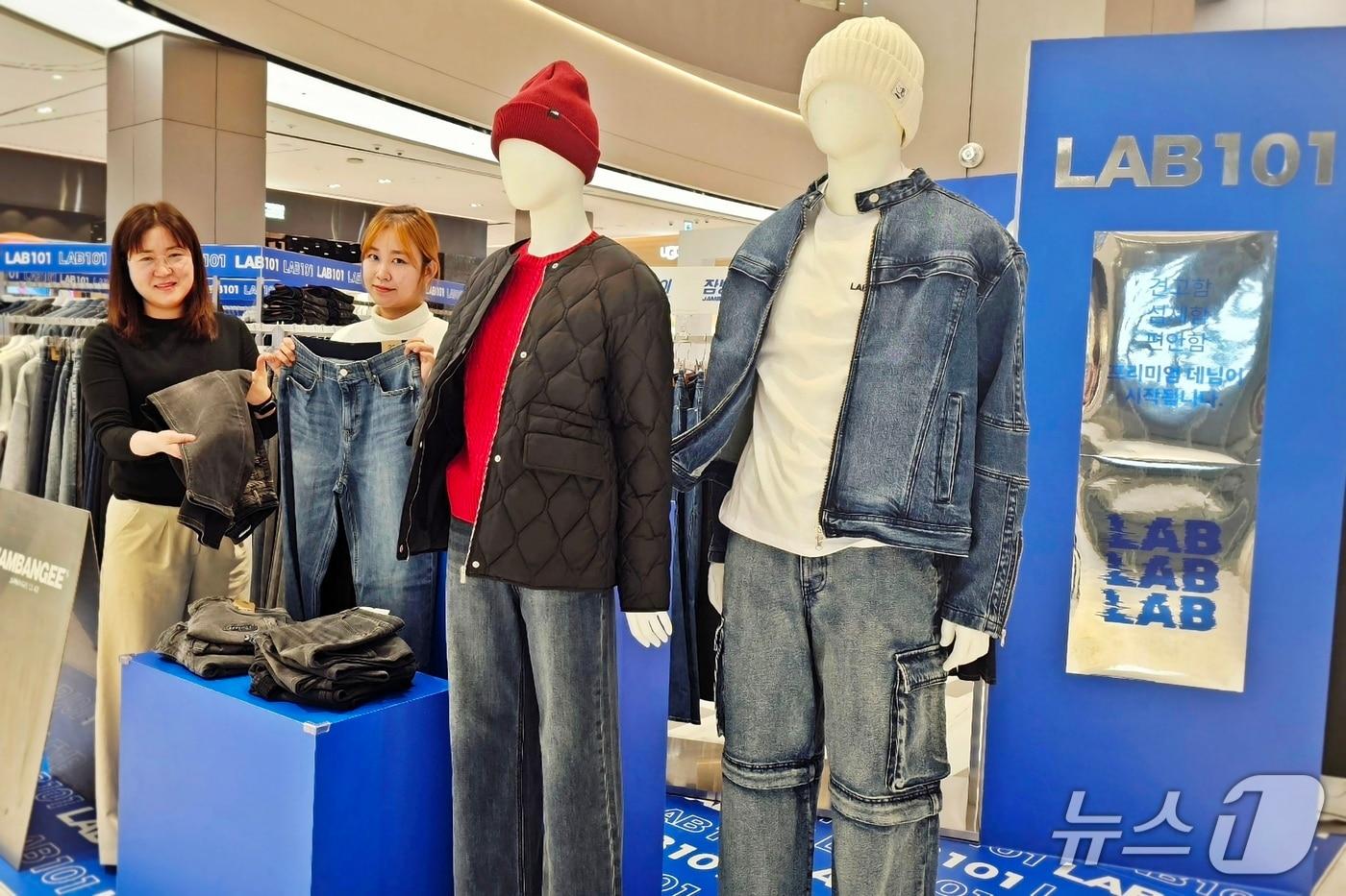 신세계백화점 센텀시티 관계자들이 데님 브랜드 LAB101의 제품을 소개하고 있다.&#40;신세계 센텀시티 제공. 재판매 및 DB 금지&#41;
