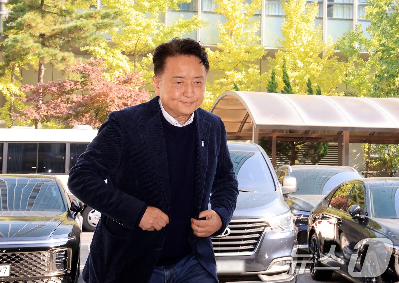 오송참사 국정조사에서 위증한 혐의를 받고 있는 김영환 충북지사가 4일 서울 영등포구 서울영등포경찰서에서 피의자 신분으로 조사받기 위해 출석하고 있다. ⓒ News1 이호윤 기자