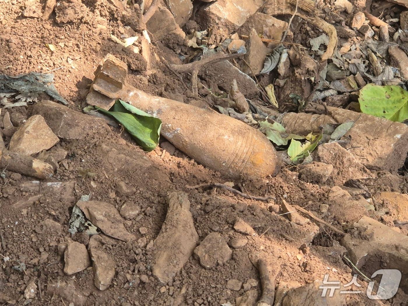 본문 이미지 - 단양군 단양읍 마조리의 한 공사 현장에서 발견된 82㎜ 박격포탄.(단양소방서 제공, 재판매 및 DB금지)/뉴스1 