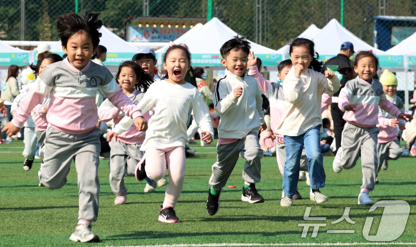 본문 이미지 - 서울 송파구 잠실유수지공원에서 열린 '2025 송파 어린이집 대잔치'에서 아이들이 선생님과 뛰어 놀며 즐거운 시간을 보내고 있다. 2025.11.4 ⓒ 뉴스1 김명섭 기자