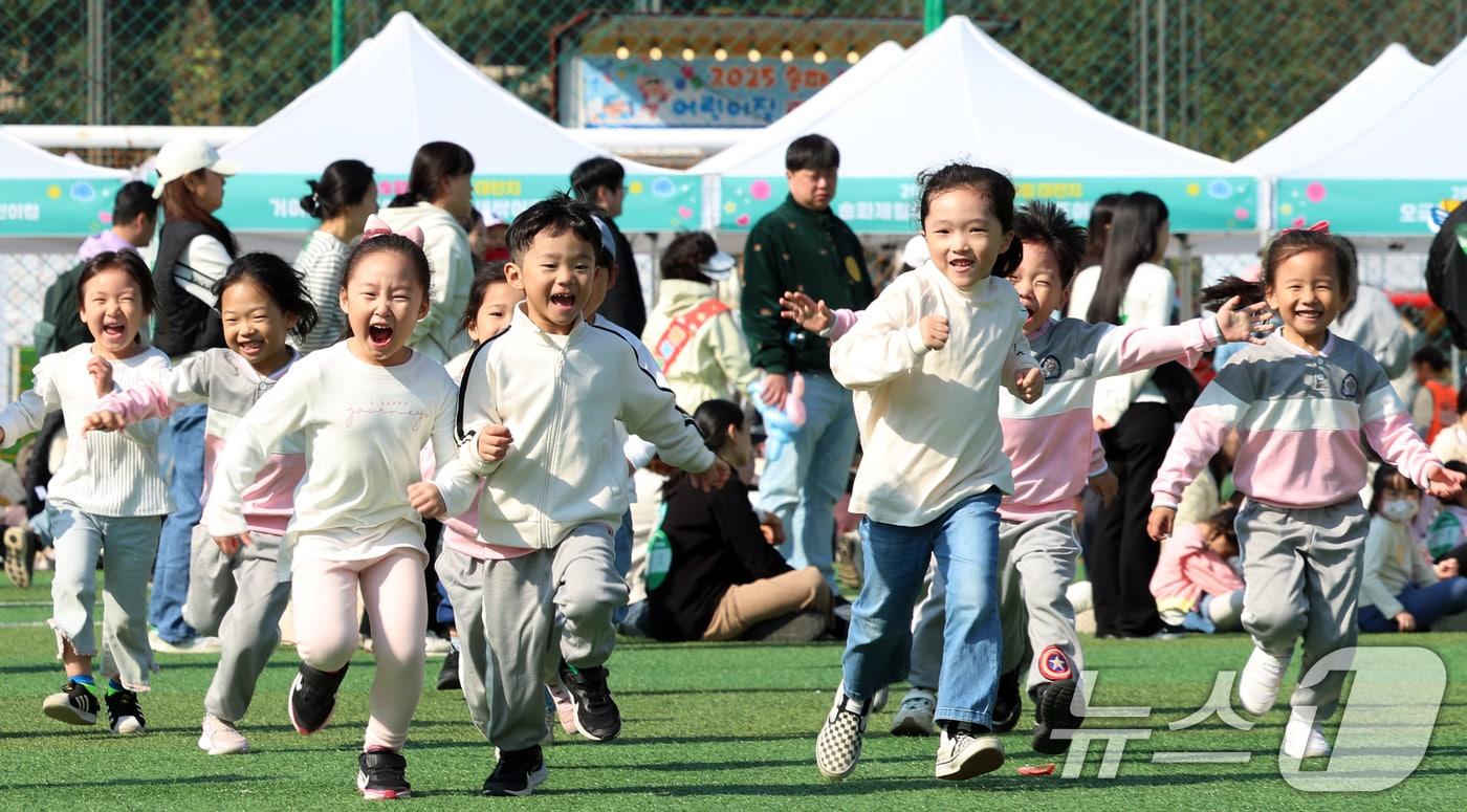 서울 송파구 잠실유수지공원에서 열린 &#39;2025 송파 어린이집 대잔치&#39;에서 아이들이 선생님과 뛰어 놀며 즐거운 시간을 보내고 있다.  ⓒ News1 김명섭 기자