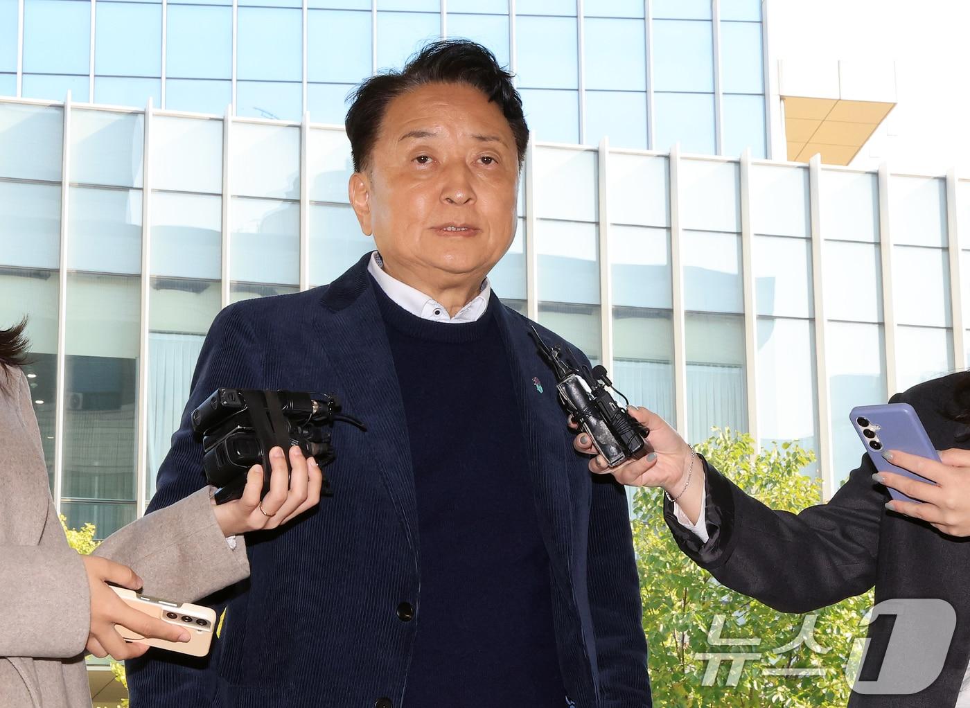 본문 이미지 - 오송참사 국정조사에서 위증한 혐의를 받고 있는 김영환 충북지사가 지난 4일 서울 영등포구 서울영등포경찰서에서 피의자 신분으로 조사받기 위해 출석하기 전 취재진 질문에 답변하고 있다. 2025.11.4/뉴스1 ⓒ News1 이호윤 기자