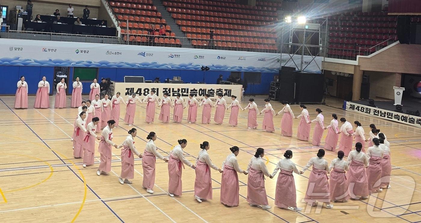 영암 삼호사랑강강술래보존회 &#39;영암 강강술래&#39; &#40;영암군 제공. 재판매 및 DB금지&#41; /뉴스1 