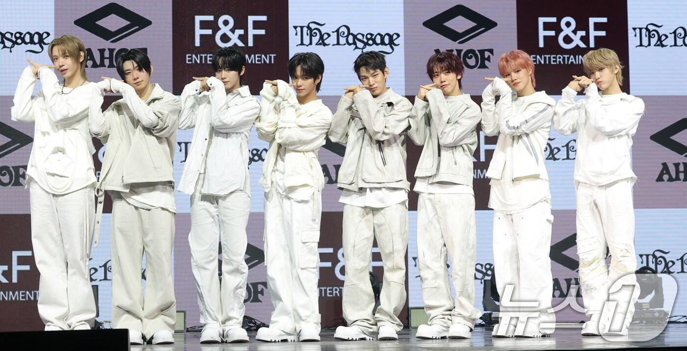 그룹 아홉(AHOF)의 장슈아이보(왼쪽부터)와 박한, 서정우, 제이엘, 스티븐, 차웅기, 박주원, 다이스케가 4일 서울 광장동 예스24 라이브홀에서 가진 두 번째 미니앨범 'The Passage(더 패시지)' 쇼케이스에서 포즈를 취하고 있다. 2025.11.4/뉴스1 ⓒ News1 권현진 기자