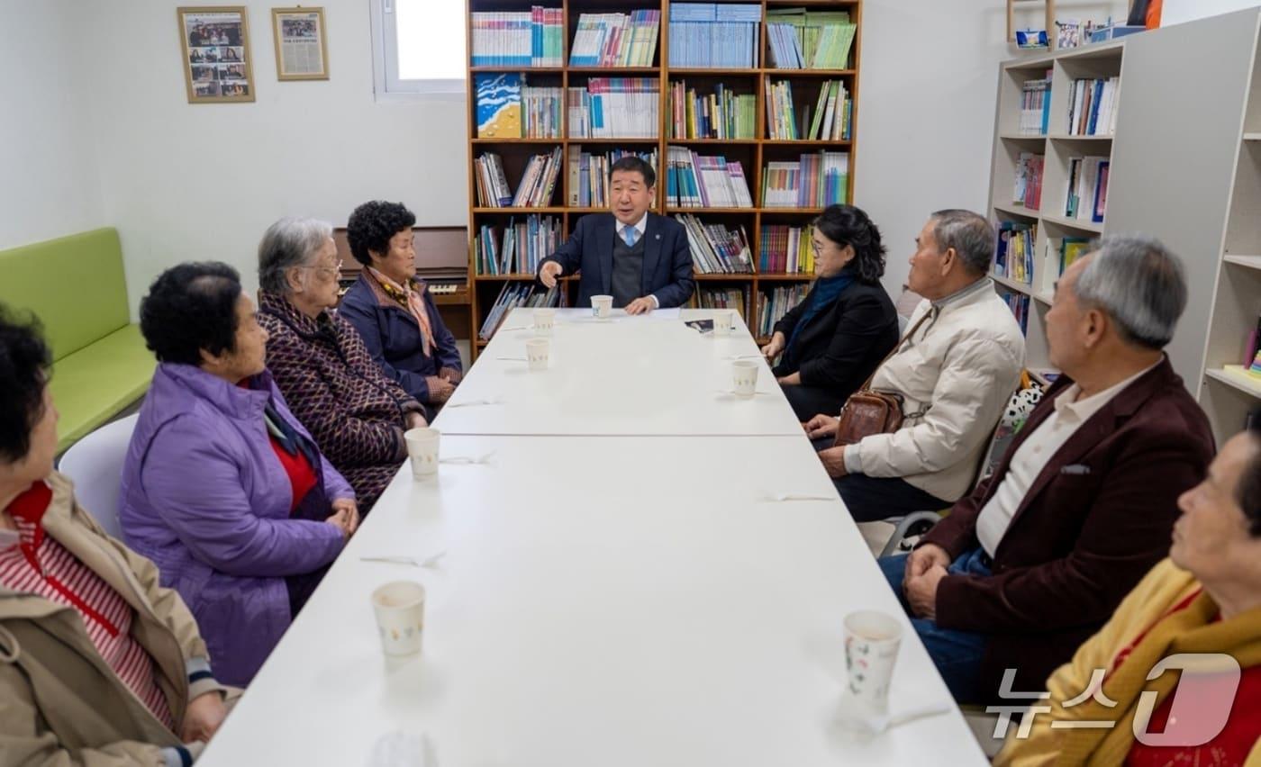 충북 증평군은 4일 증평송산 휴먼시아1단지 내 초롱이행복돌봄나눔터에서 '마을 손주돌봄추진단' 간담회를 열었다.(증평군 제공, 재판매 및 DB금지)/뉴스1