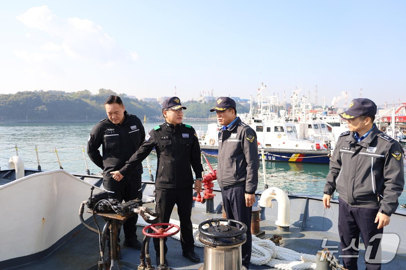 307경비함정을 점검 중인 안철준 울산해양경찰서장.&#40;울산해경 제공. 재판매 및 DB금지&#41;/뉴스1
