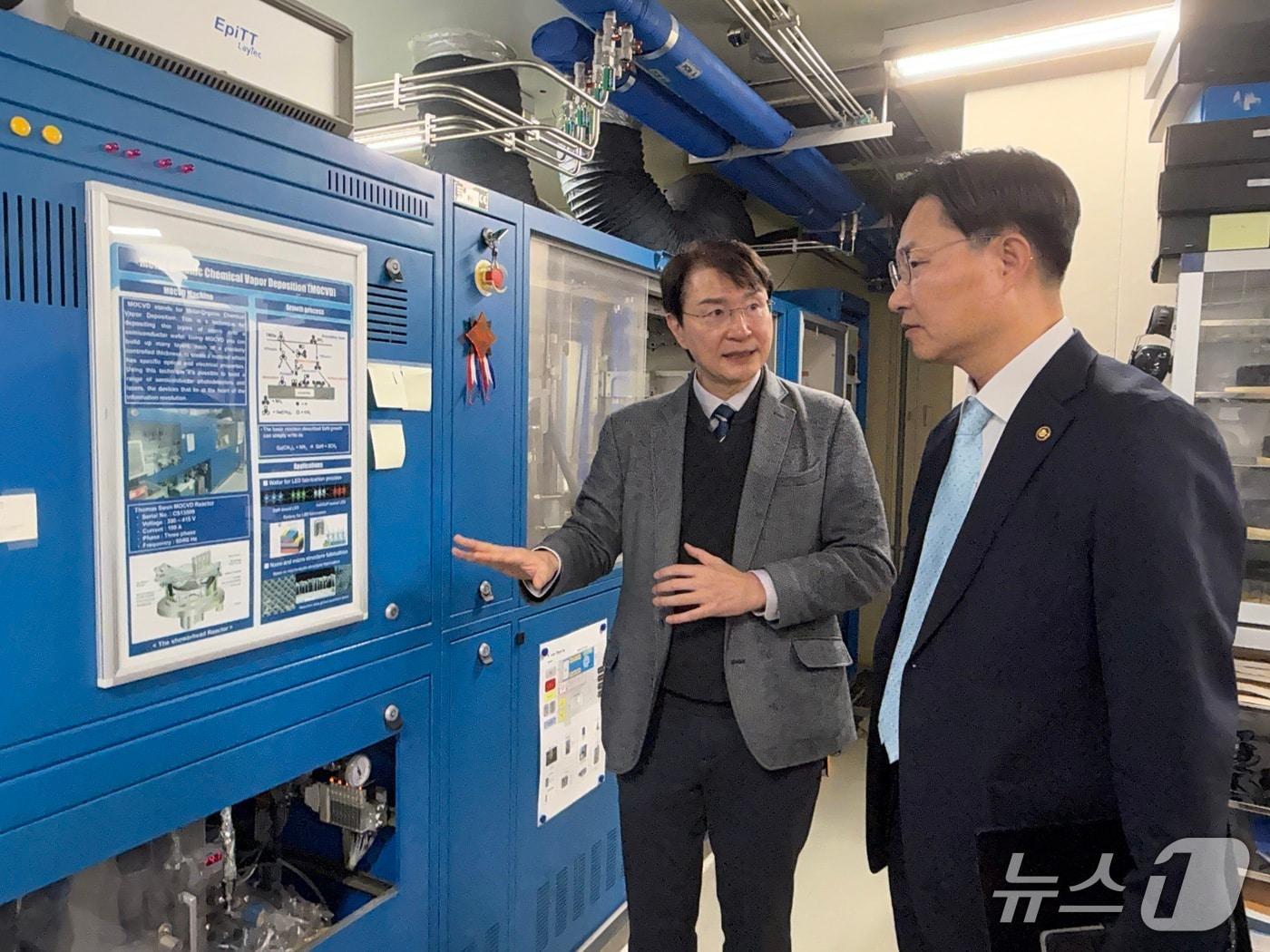 본문 이미지 - 구혁채 과학기술정보통신부 제1차관이 4일 대전 카이스트&#40;KAIST&#41;를 방문해 양자광원 및 양자컴퓨팅 연구 현장을 둘러보면서 조용훈 카이스트 물리학과 교수의 설명을 듣고 있다. 2025.011.04/뉴스1 ⓒ 뉴스1 김민수 기자