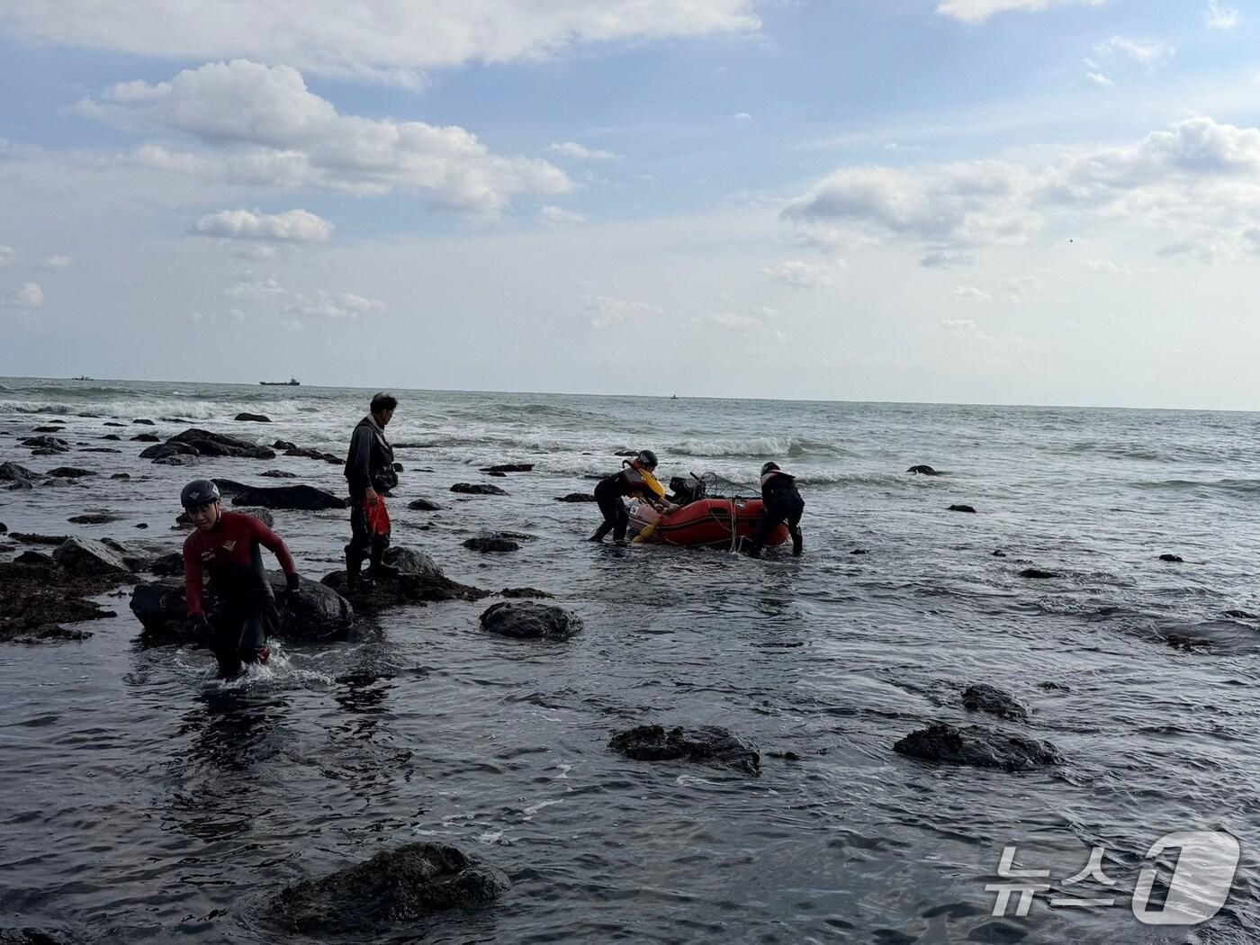 본문 이미지 - 부산해경이 이날 오전 전복된 고무보트를 끌어올리고 있다.(부산해경 제공. 재판매 및 DB 금지)
