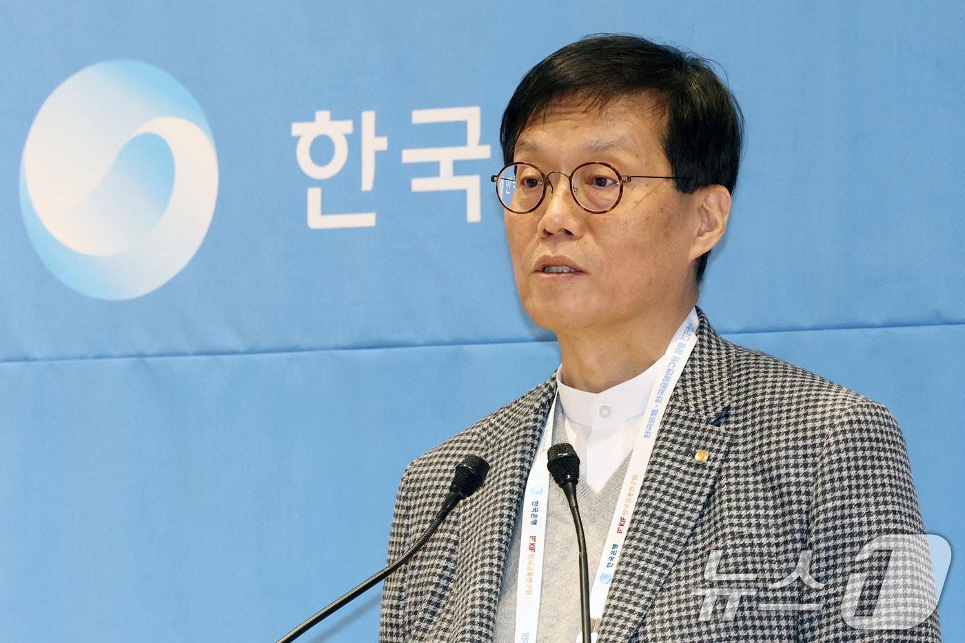 이창용 한국은행 총재가 4일 오후 서울 중구 한국은행 별관에서 열린 &#39;단기금융시장 발전과 코파 활성화를 위한 정책과제&#39; 콘퍼런스에 참석해 개회사를 하고 있다. 이날 콘퍼런스는 한국은행과 한국금융연구원이 공동 주최했다. 2025.11.4/뉴스1 ⓒ News1 이광호 기자