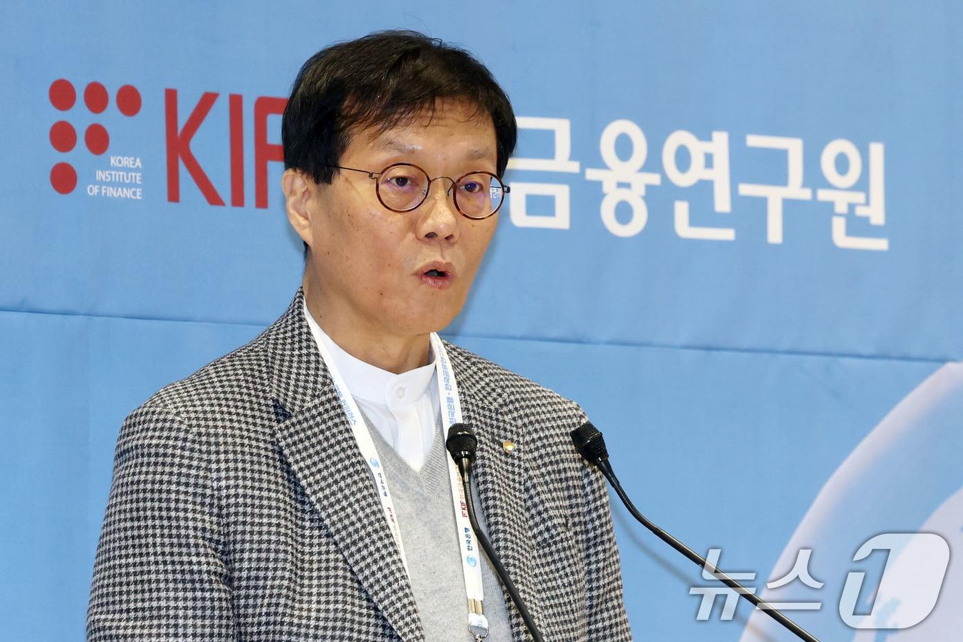 이창용 한국은행 총재가 4일 오후 서울 중구 한국은행 별관에서 열린 &#39;단기금융시장 발전과 코파 활성화를 위한 정책과제&#39; 컨퍼런스에 참석해 개회사를 하고 있다. 2025.11.4/뉴스1 ⓒ News1 이광호 기자
